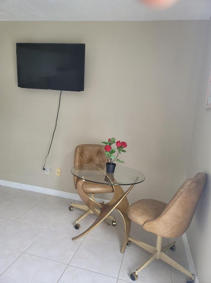 Entire Guesthouse 5 Mins To Siesta Key & Downtown サラソータ エクステリア 写真